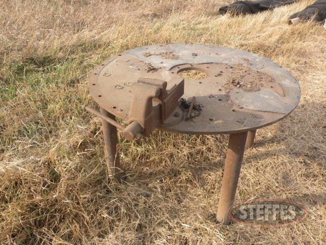 Round welding table w/vise